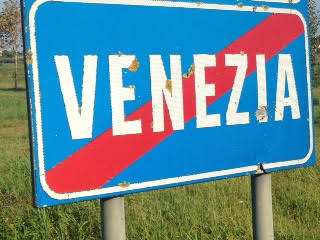 mood4loveadventurevenizechicks01